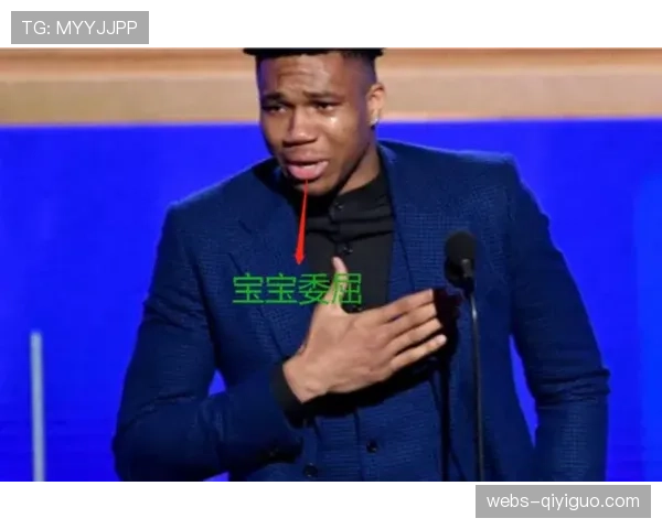 技术台花絮：马刺状元在暂停期间为小球迷签名